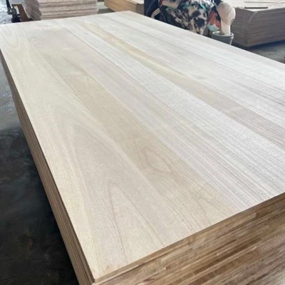 Met de hand samengesteld Paulownia massief hout